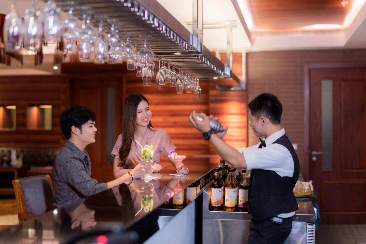 The Empress Premier Chiang Mai - Sha Extra Plus Exterior photo A bartender at work